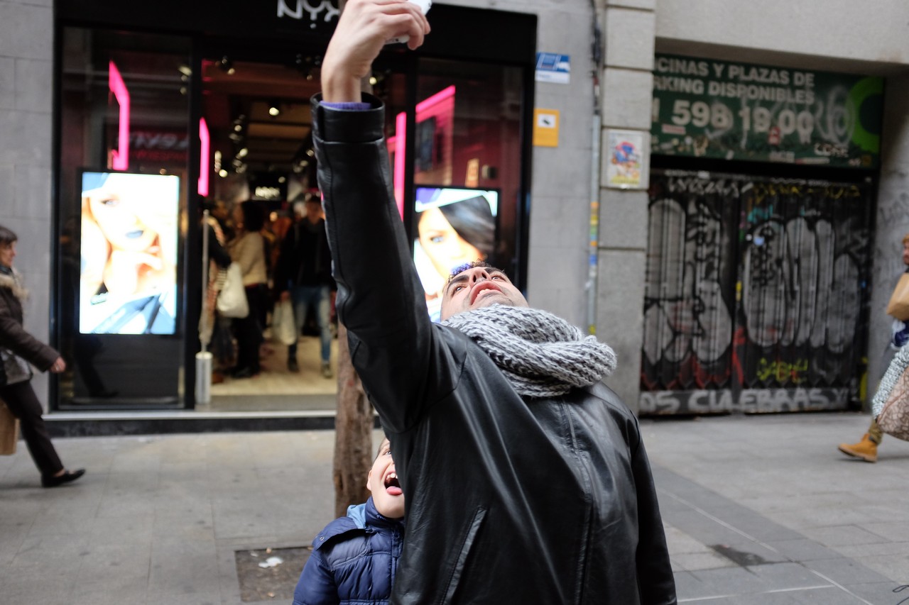 selfie desde arriba miguel de pereda street photography fotografia callejera